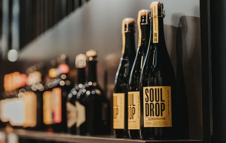 Eine Soul Drop Flasche im Regal einer Bar