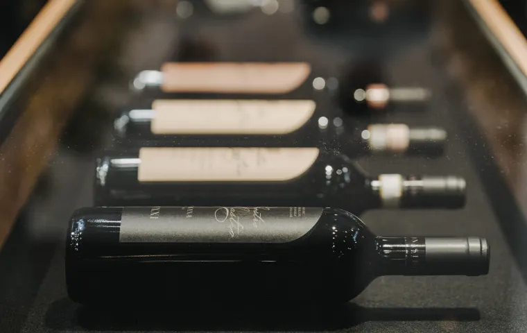 Seitlich fotografierte Flaschen von Nostro Nastro Weinen