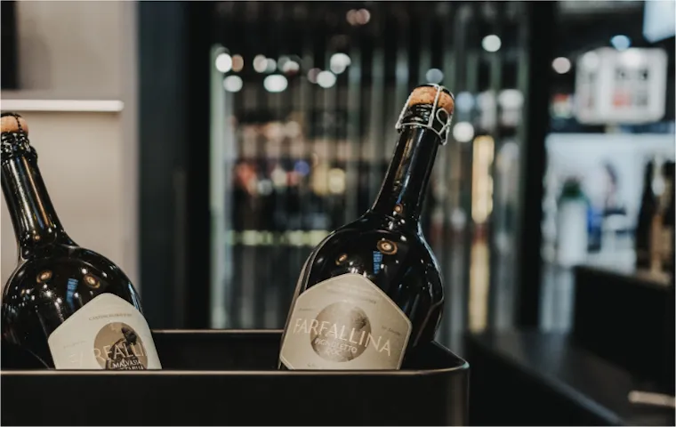 Stilvoll präsentierte Farfallina-Weinflasche, elegant arrangiert.