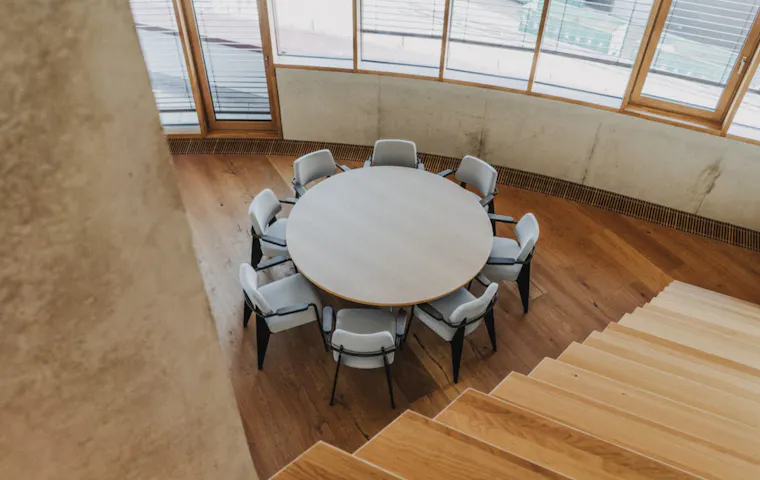 Tisch mit Stühlen von Oben Fotografiert