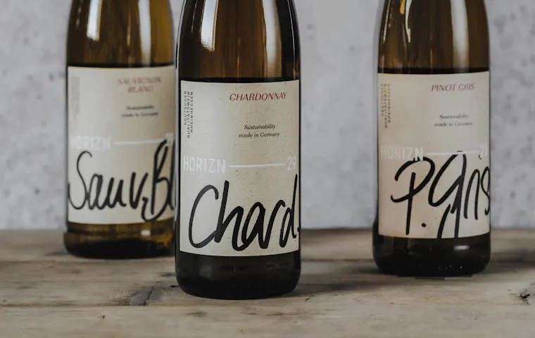 Mehrere Flaschen Andreas Oster - Horizon 29 Weine, aufgereiht und präsentiert