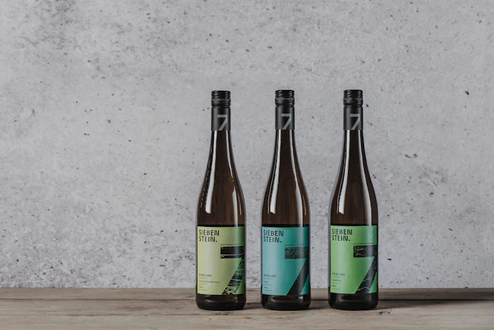Flaschen der Weinserie Andreas Oster - SIEBENSTEIN, elegant präsentiert