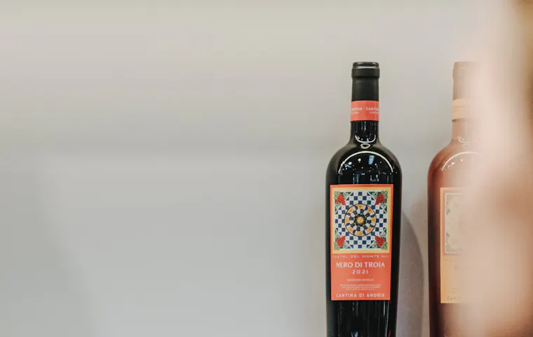 Flasche Wein der Cantina di Andrea, elegant präsentiert mit stilvollem Etikett