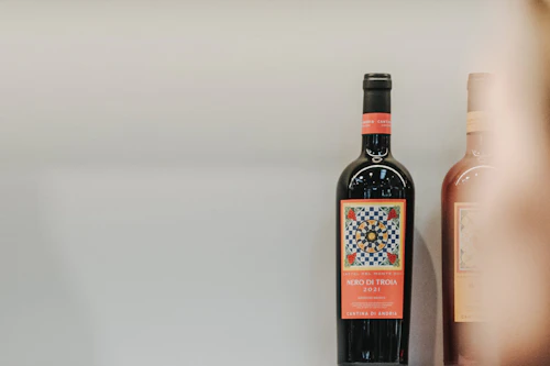 Flasche Wein der Cantina di Andrea, elegant präsentiert mit stilvollem Etikett