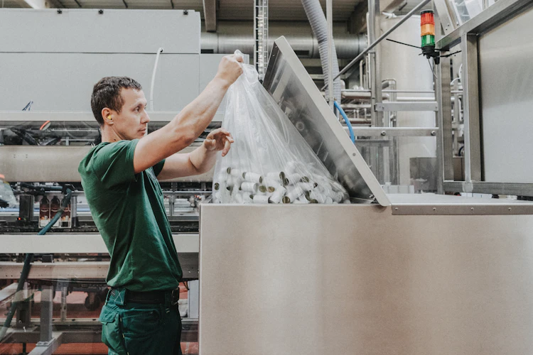 Angestellter bedient Maschine