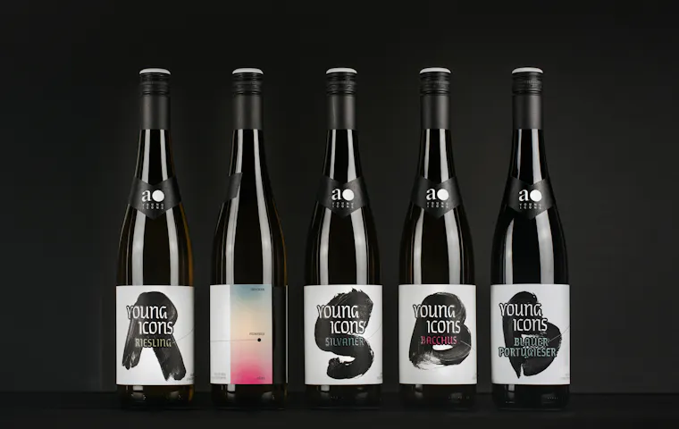 5 Flaschen von AO YOUNG ICONS auf schwarzem Hintergrund