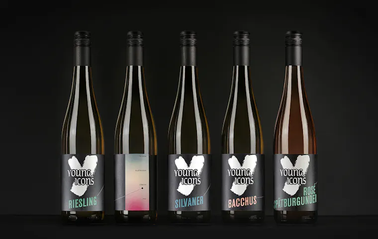 5 Flaschen von AO YOUNG ICONS auf schwarzem Hintergrund