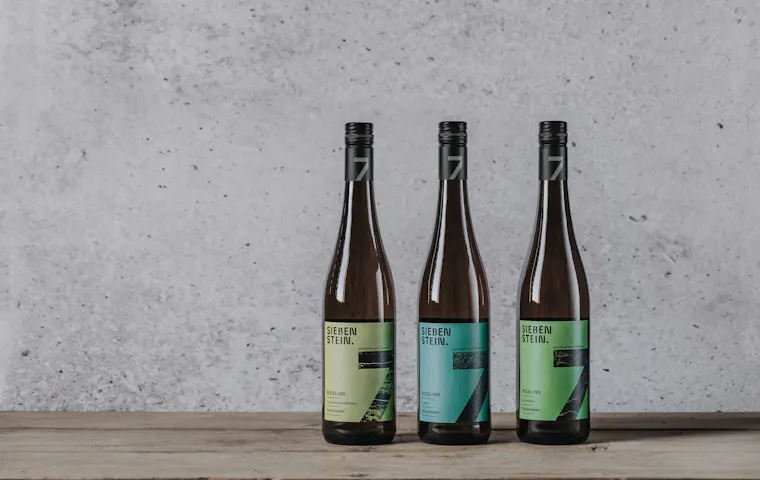 Flaschen der Weinserie Andreas Oster - SIEBENSTEIN, elegant präsentiert