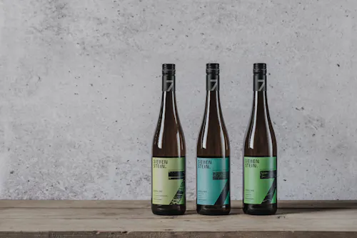 Flaschen der Weinserie Andreas Oster - SIEBENSTEIN, elegant präsentiert